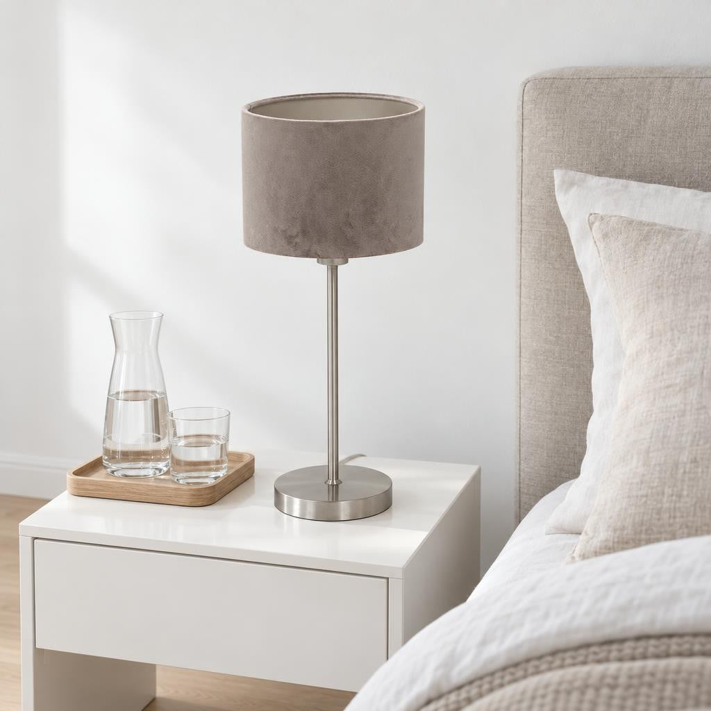 Candeeiro de mesa Noor em aço prateado – Mexlite – fotografia de ambiente