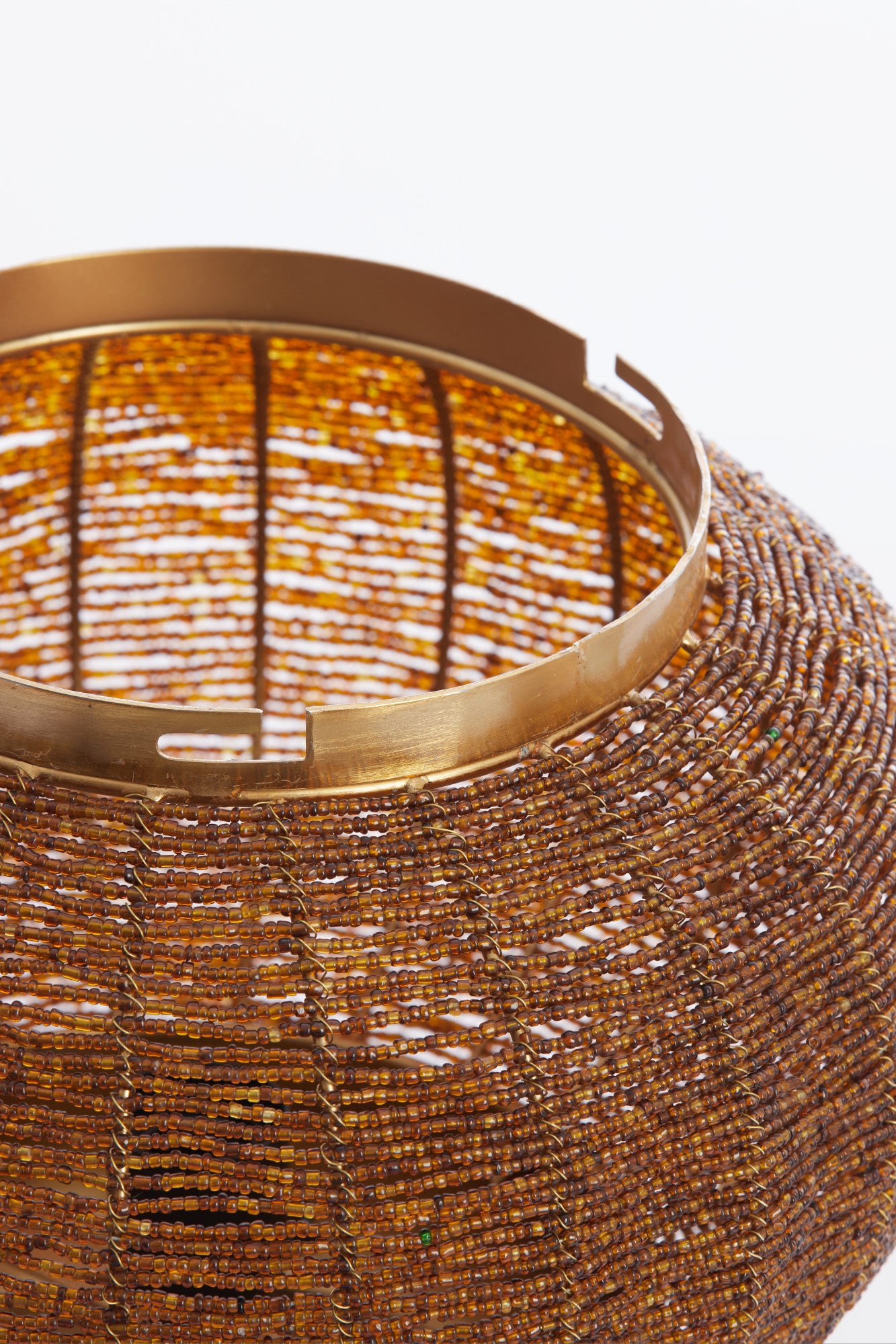 gouden-hanglamp-met-metalen-rotan-structuur-light-living-cetara-variant-image5