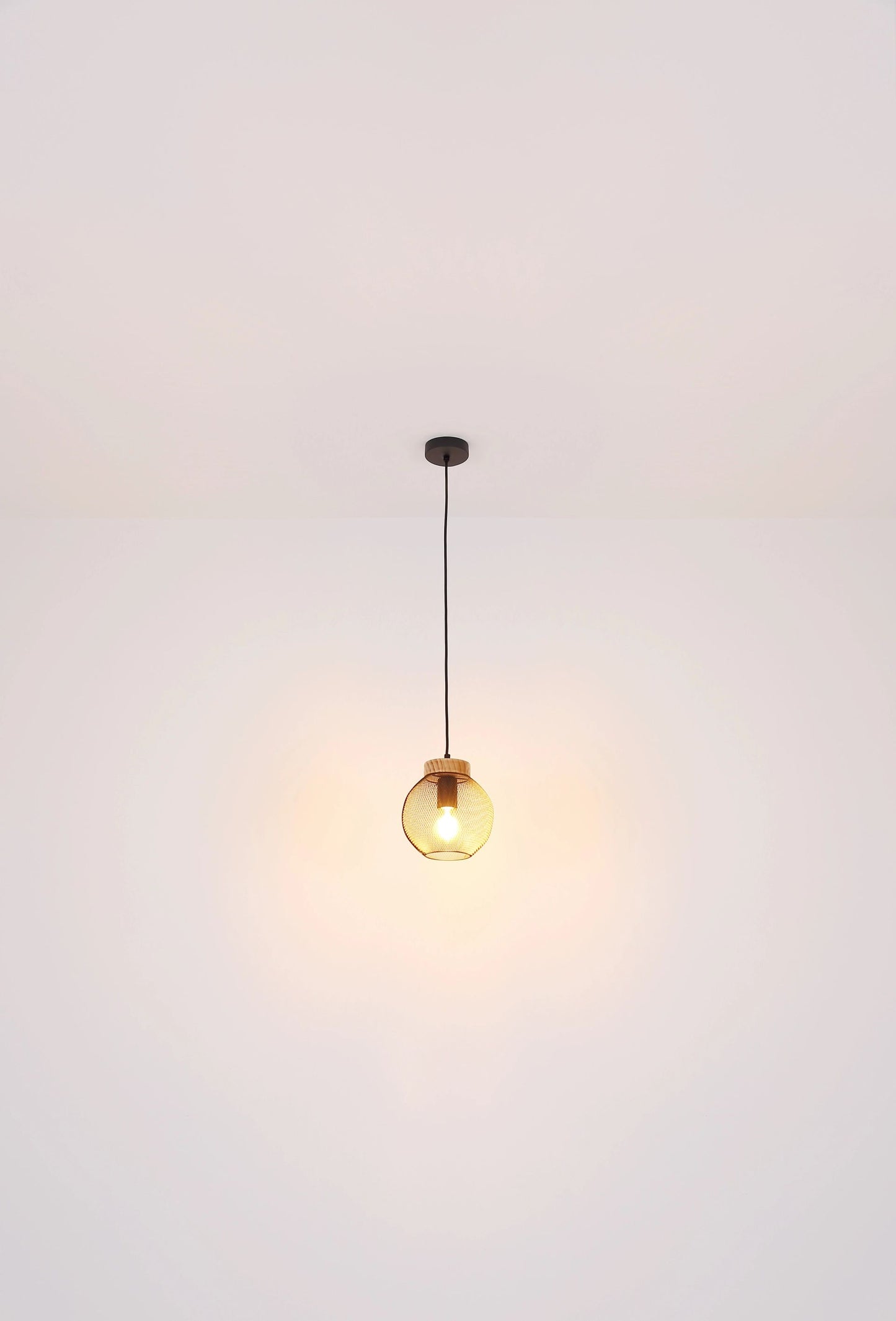 moderne-hanglamp-met-houten-schijf-en-metalen-kap-pablo-variant-image4