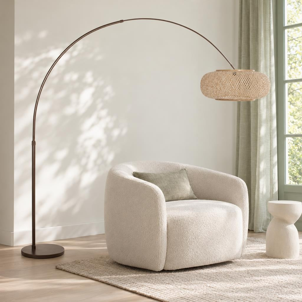 Steinhauer Maze Natural lučna podna lampa s bambusovim sjenilom Ø60 cm – ambijentalna fotografija