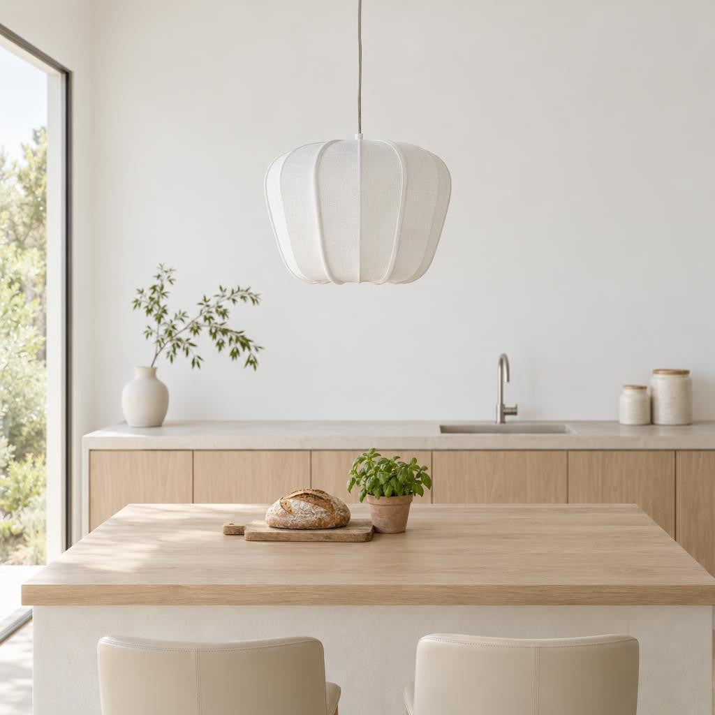 Bílá textilní závěsná lampa Light & Living Zubedo – fotografie v interiéru