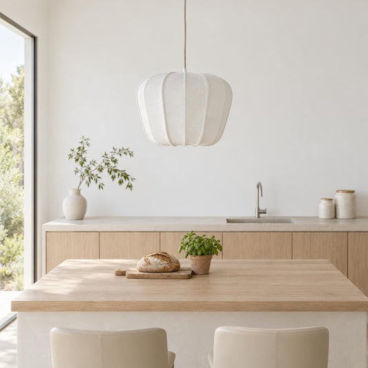Bílá textilní závěsná lampa Light & Living Zubedo – fotografie v interiéru