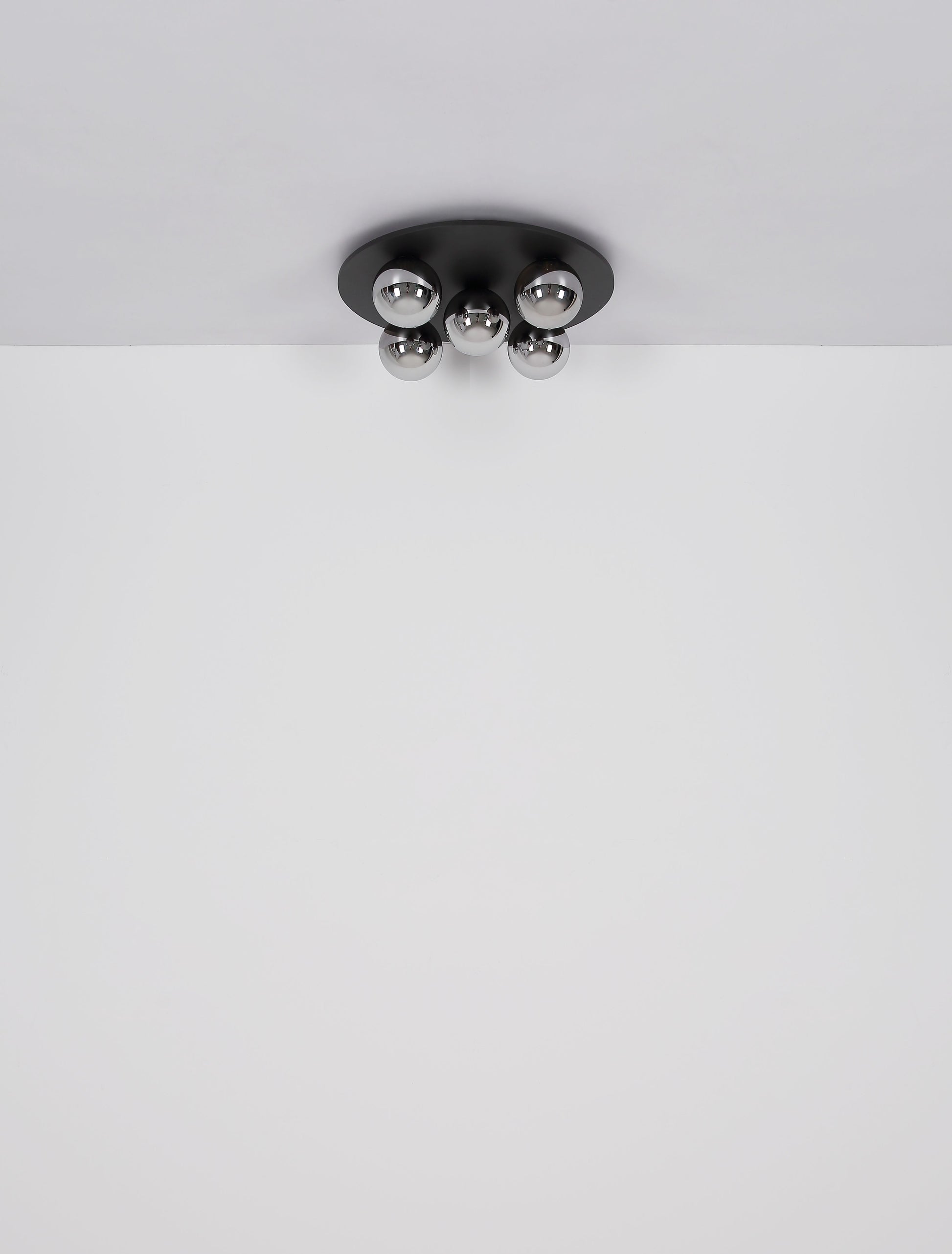 elegante-plafondlamp-met-rookglazen-bollen-riha-variant-image4