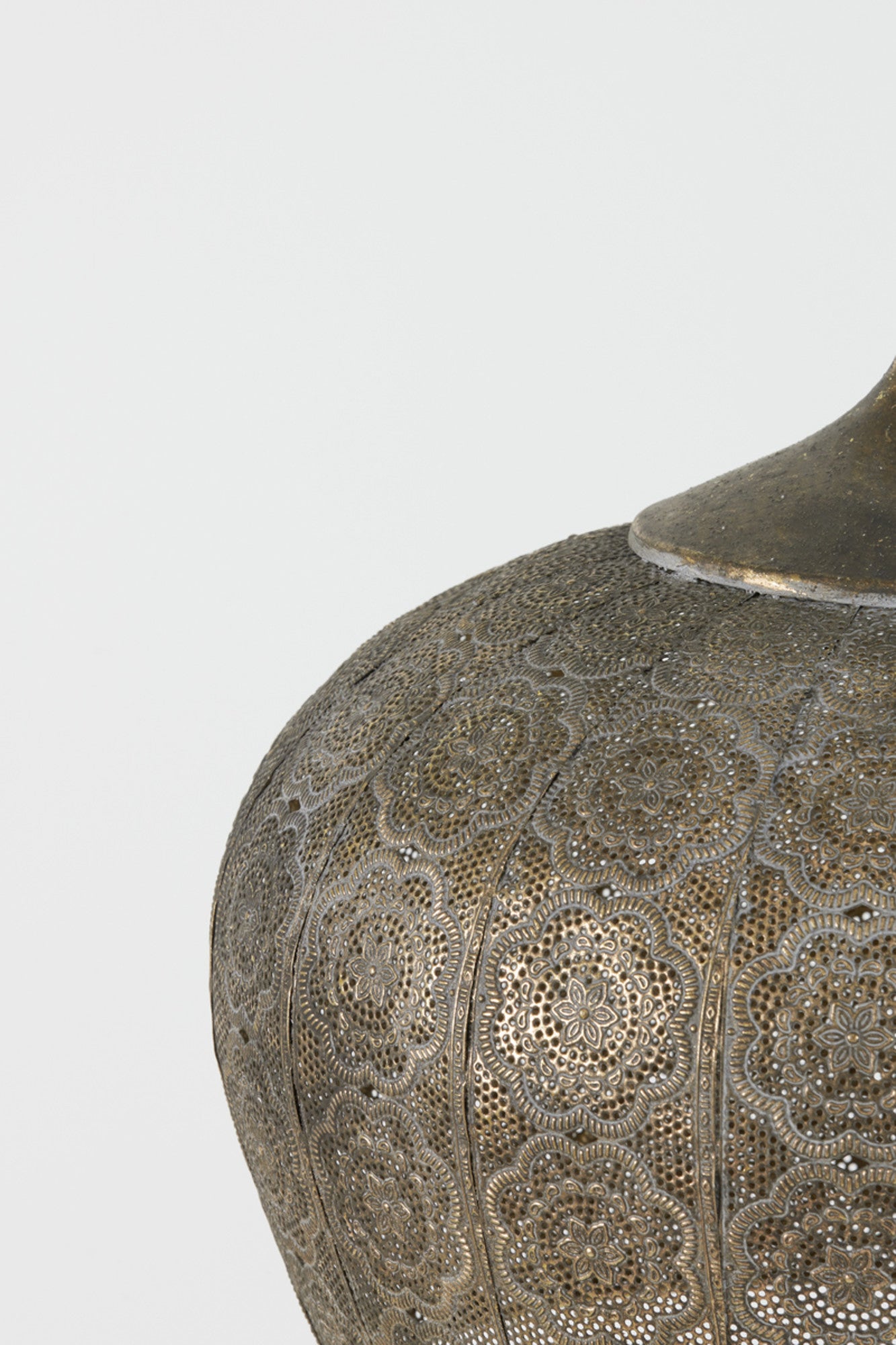 bronskleurige-geperforeerde-metalen-hanglamp-light-living-emine-variant-image7