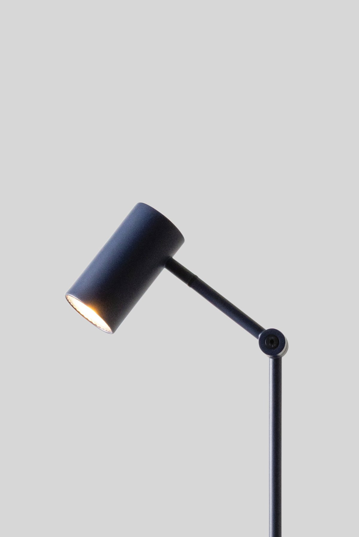 Lampada da terra in metallo blu scuro naturale It's About RoMi Montreux – immagine 5