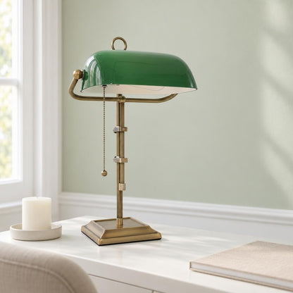 Candeeiro de Mesa Ancilla em Bronze e Vidro Verde – fotografia de ambiente