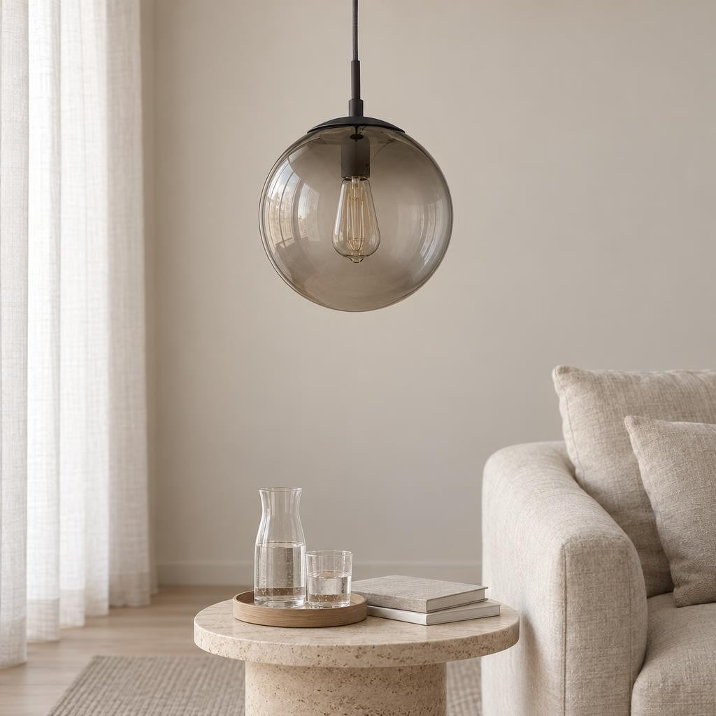 Černá závěsná lampa BRONQ Blama s kouřovým sklem Ø25 cm – fotografie v interiéru