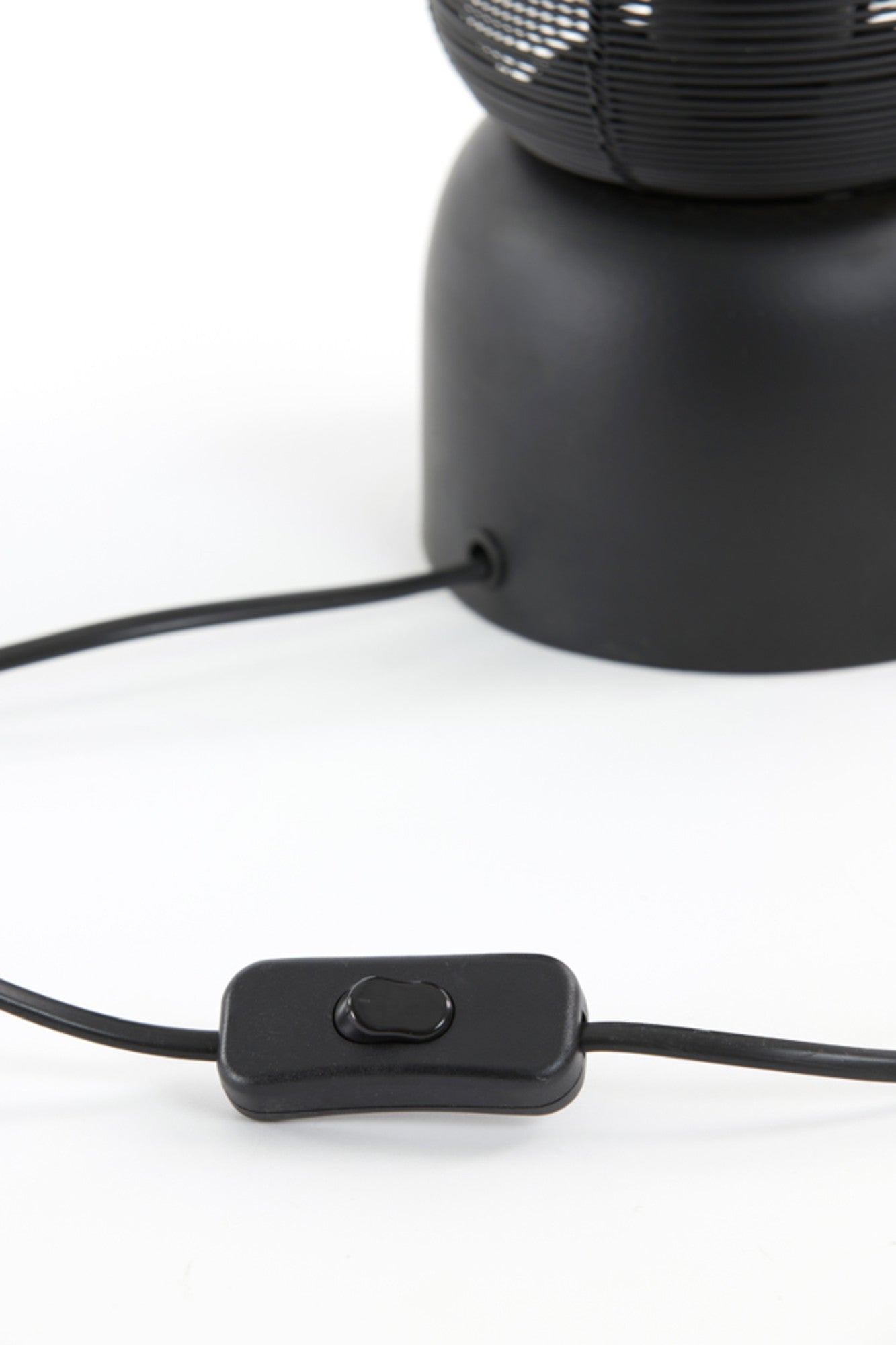 zwarte-cilindervormige-draadlamp-light-living-lezuza-variant-image6