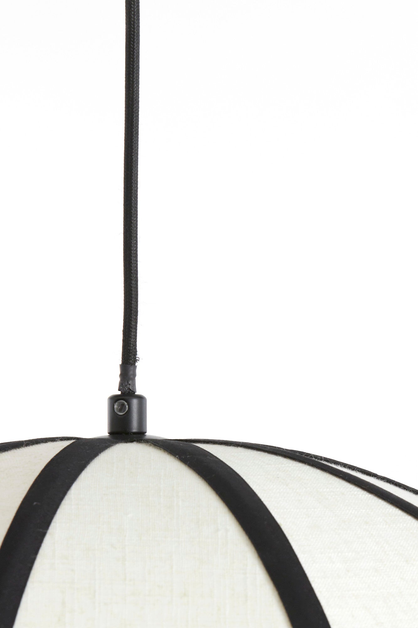 zwarte-hanglamp-met-franjes-light-living-sulina-variant-image2