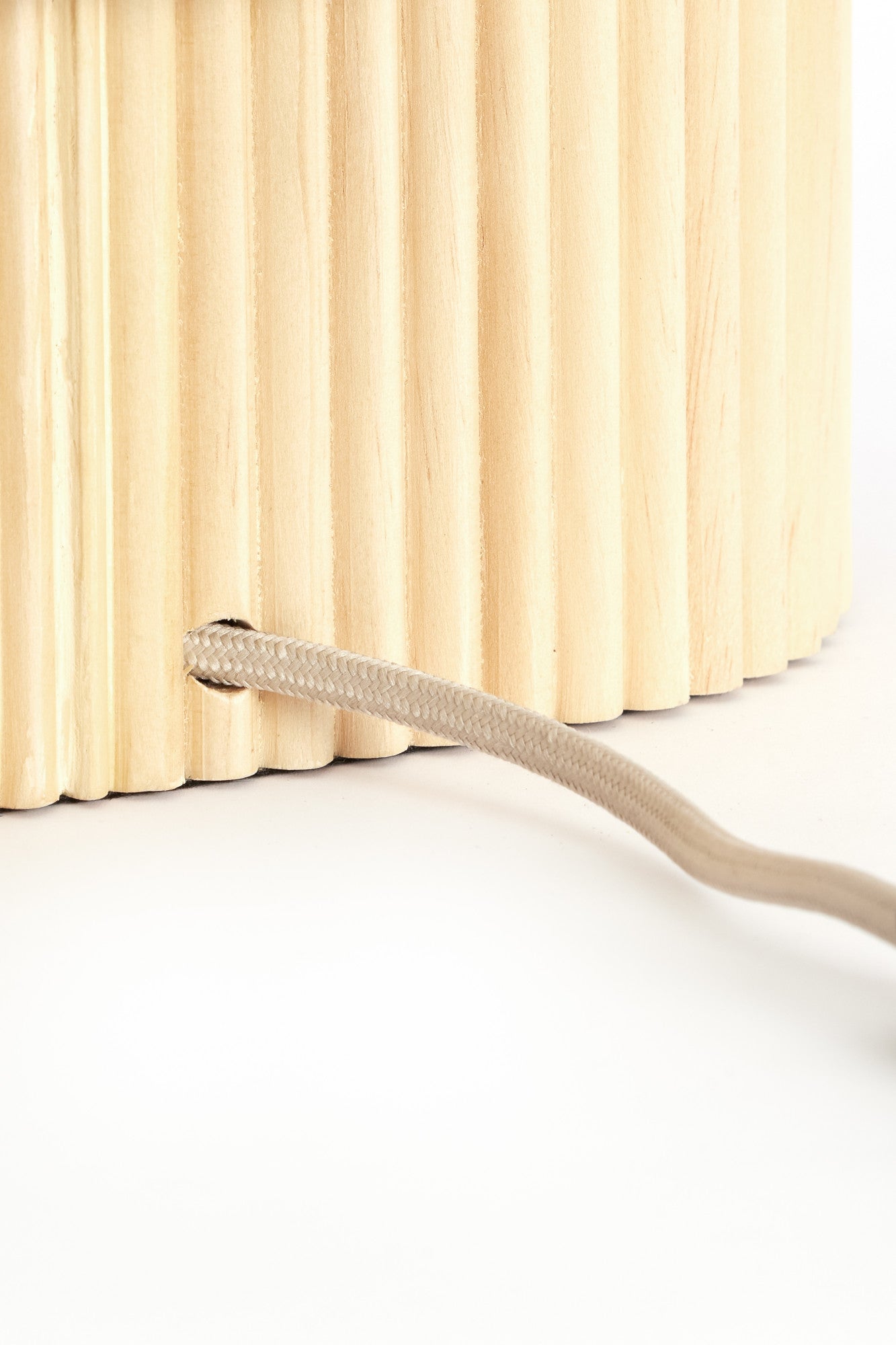 compacte-houten-tafellamp-met-rustige-linnen-kap-light-living-laslo-variant-image8