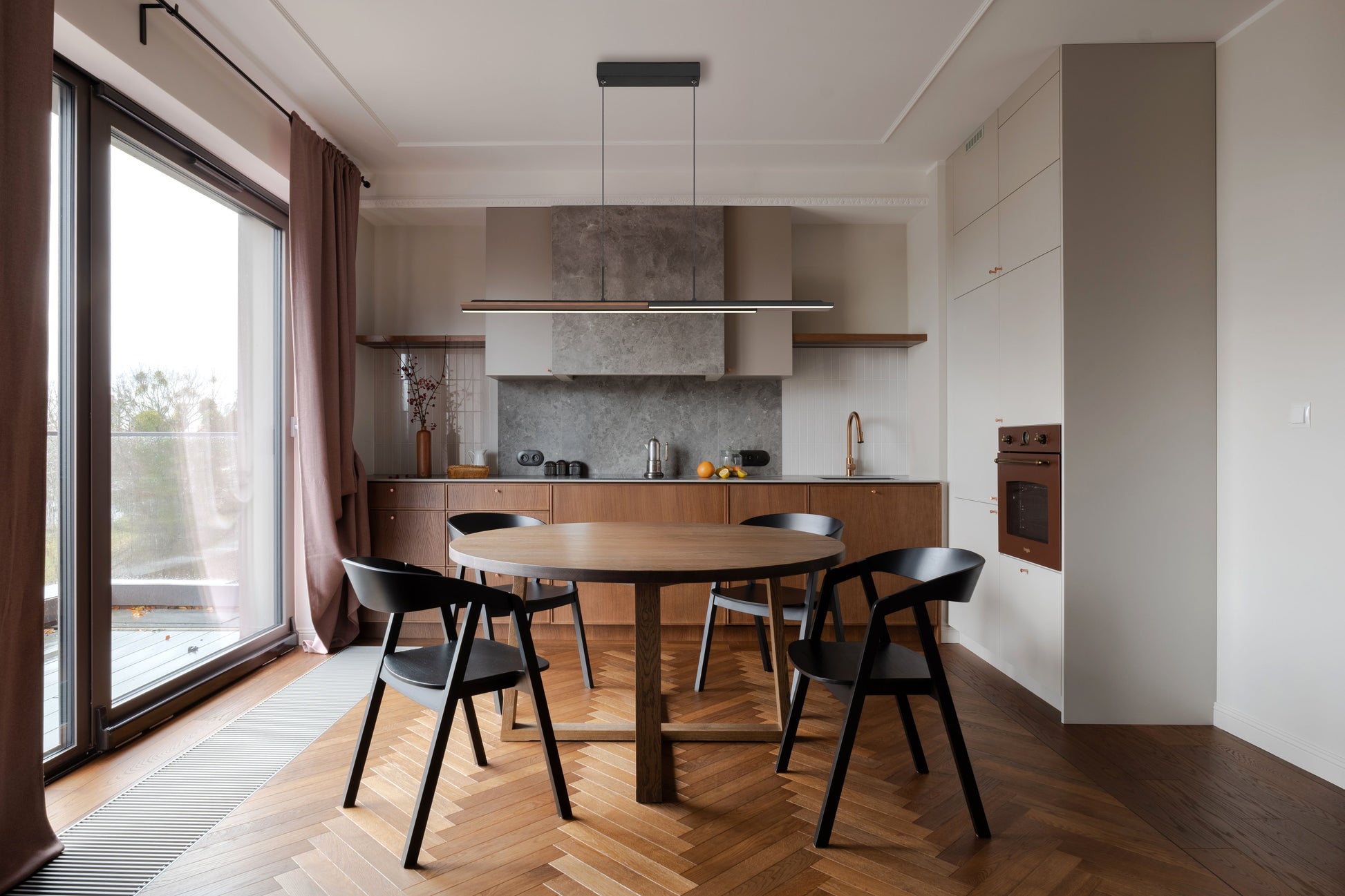 langwerpige-mat-zwarte-hanglamp-met-houtdecor-quito-variant-image7