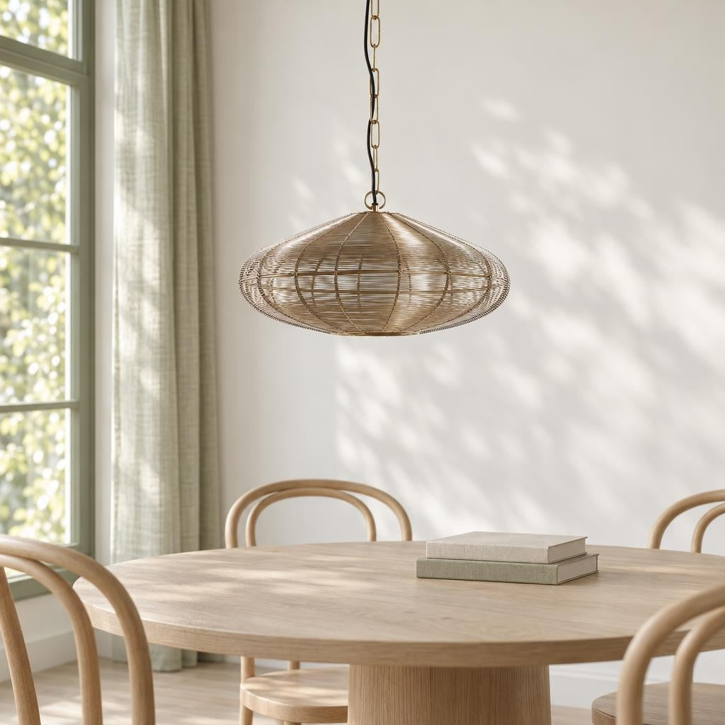 Guldig pendellampa med nätstruktur Light & Living Bahoto – miljöbild
