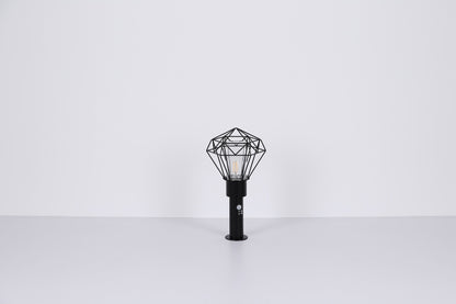 Zwarte metalen staande buitenlamp met draadframe en glazen cilinder – afbeelding 6