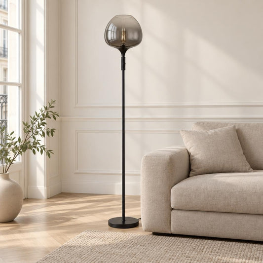MAXY moderna podna lampa s dimnim staklom – ambijentalna fotografija