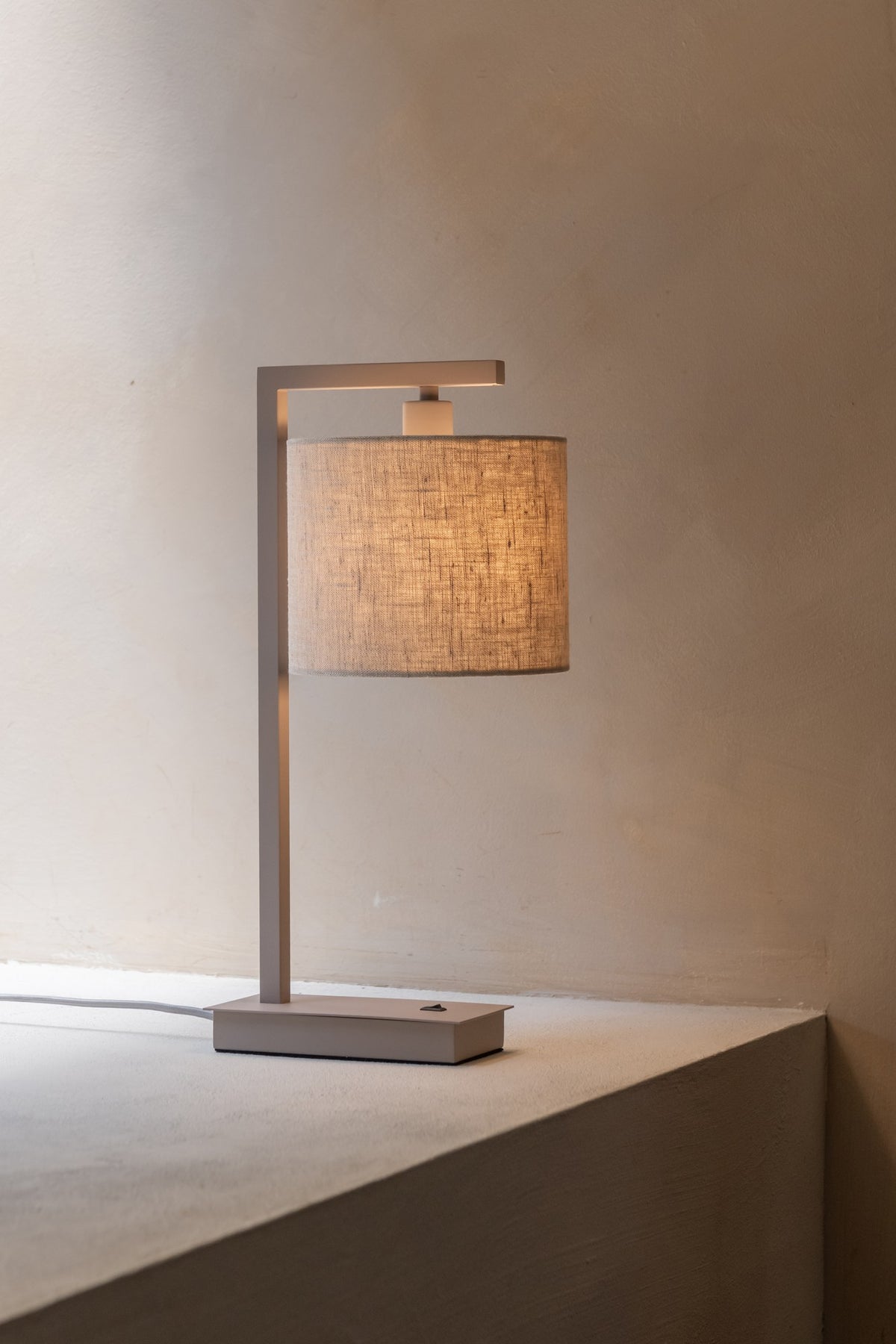 Luminária de mesa de linho em cores areia e natural It's About RoMi Boston – imagem 3