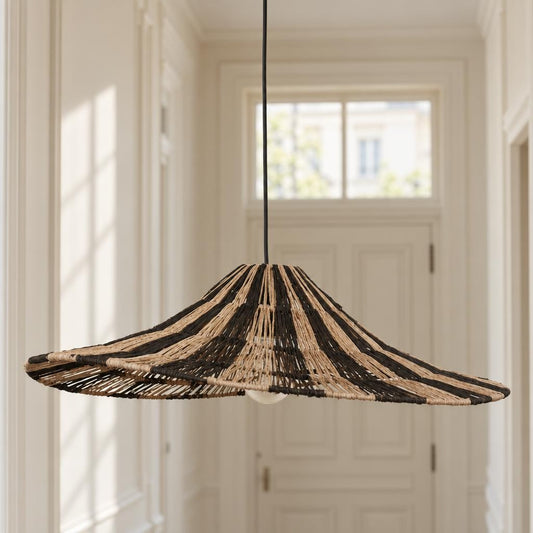 Skulpturel hængelampe i natur/sort rattan GOOD&MOJO Cuzco – stemningsbillede