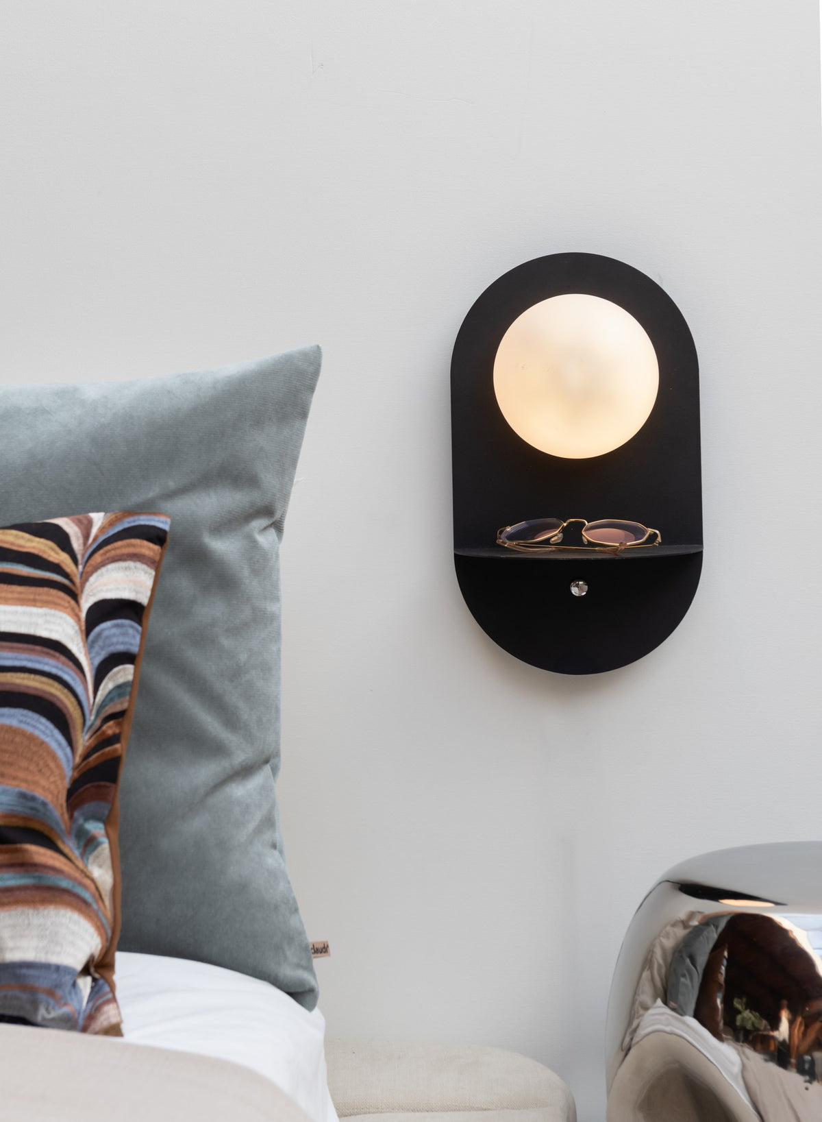 Zwarte metalen wandlamp met glazen bol It's About RoMi Tokyo – afbeelding 1