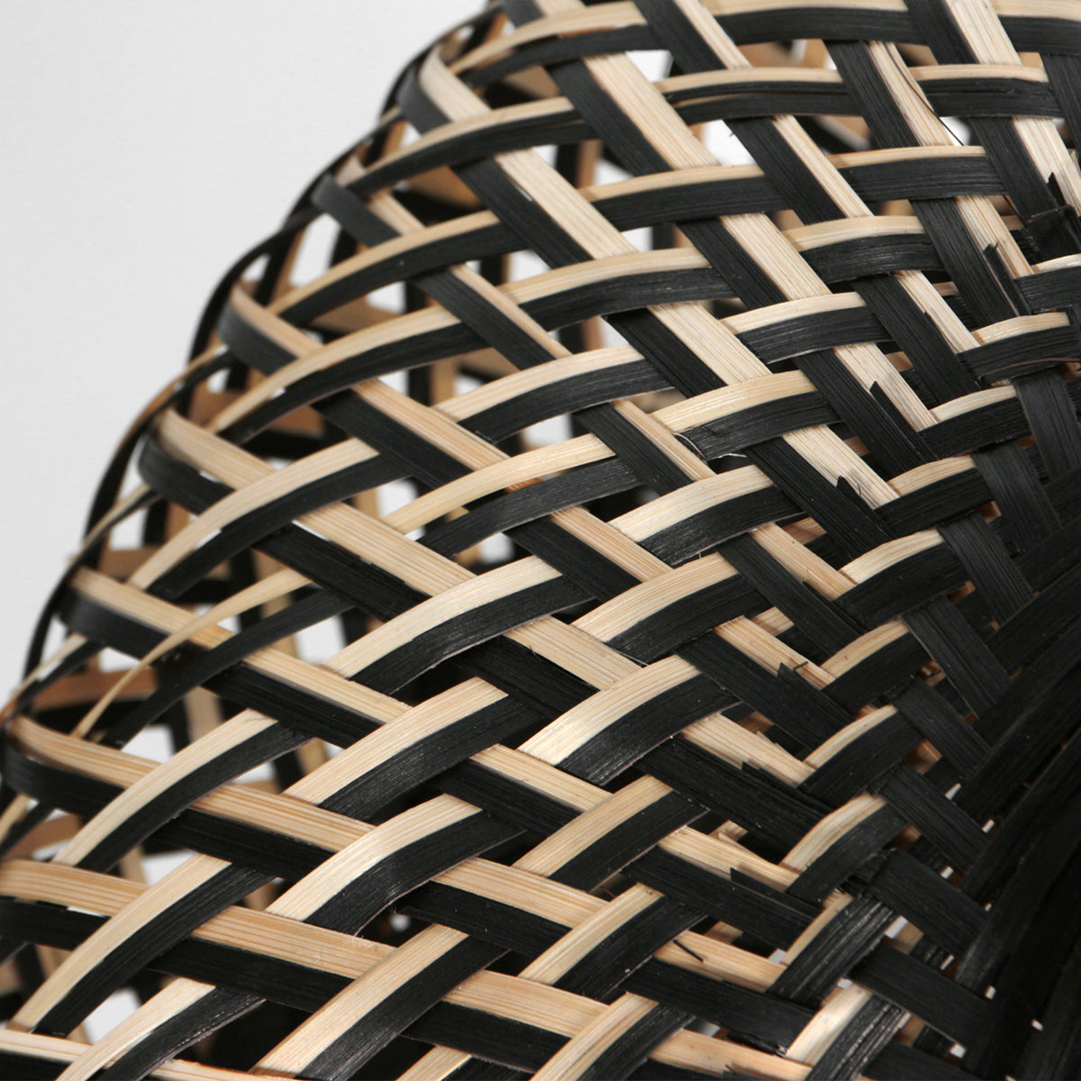 zwart-naturel-gevlochten-ronde-kap-anne-lighting-maze-variant-image5