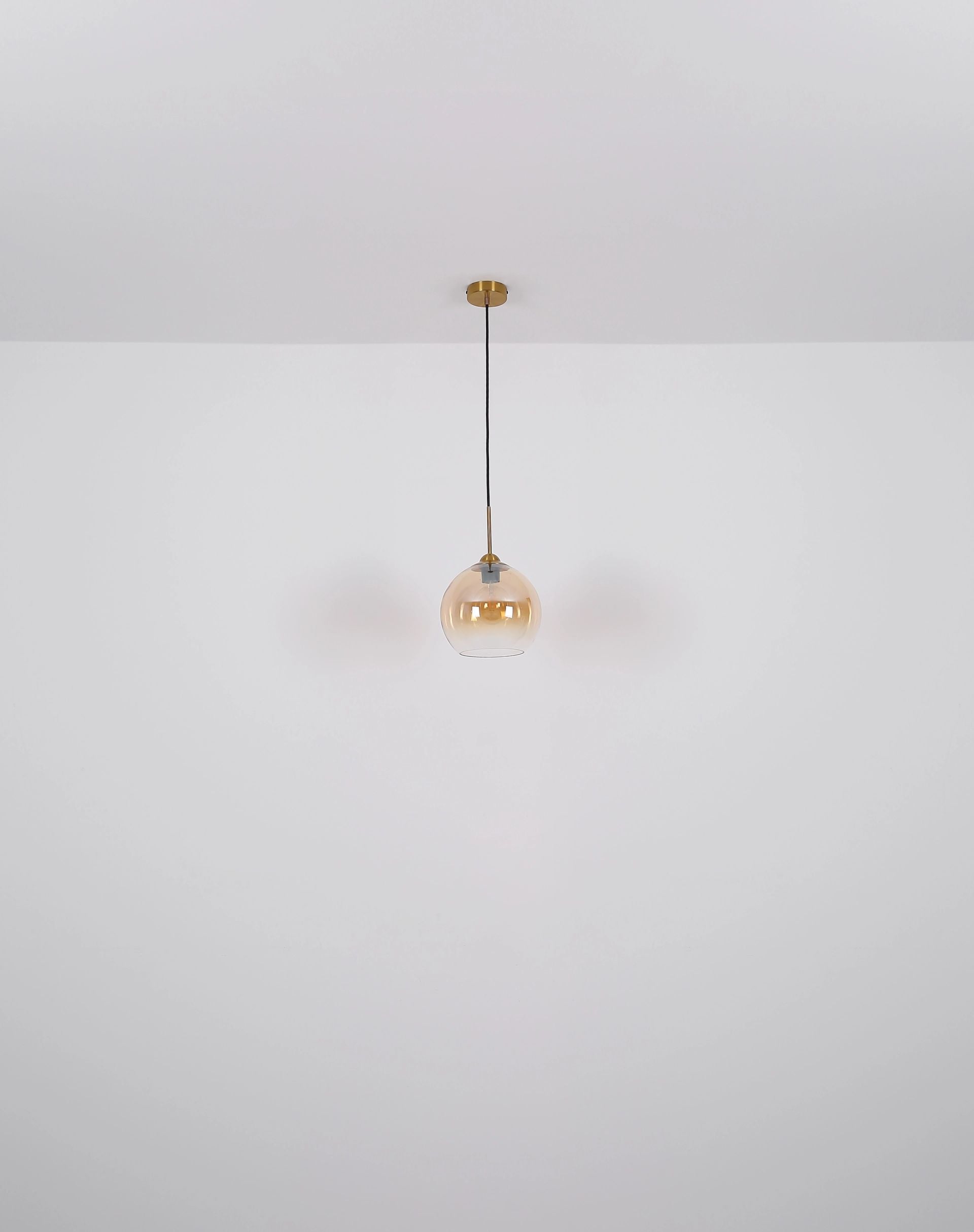 elegante-hanglamp-met-amberkleurige-glazen-kap-jamessa-variant-image5