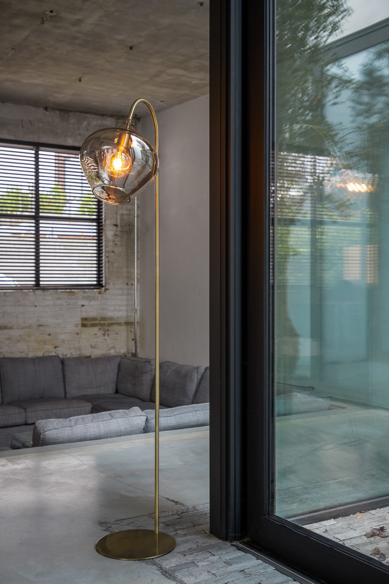 klassieke-vloerlamp-messing-met-glazen-bol-light-living-rakel-variant-image4