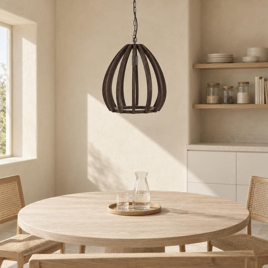 Viseća svjetiljka Barsia od drva Light & Living – ambijentalna fotografija