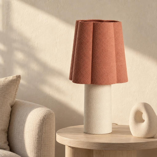 Růžová stolní lampa Musaby s textilním stínidlem – fotografie v interiéru