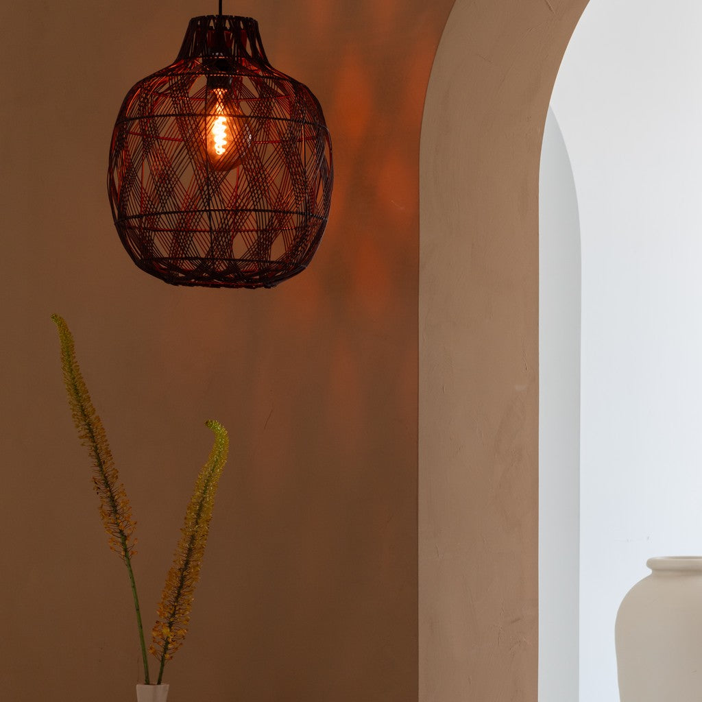 Bordeauxrode bamboe hanglamp met vlechtwerk GOOD&MOJO MENDOZA – sfeerbeeld