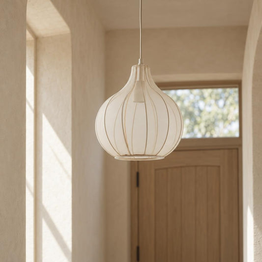 Bežinė tekstilinė pakabinama lempa „Light & Living Elati“ – interjero nuotrauka