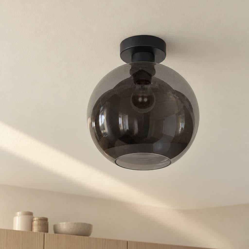 Czarna lampa sufitowa z dymionym szkłem Bloeba – zdjęcie aranżacyjne