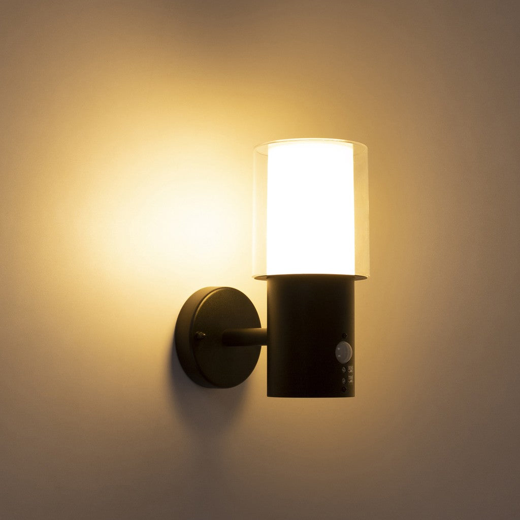Lampada da esterno in acciaio inossidabile nera raffinata – foto d'ambiente