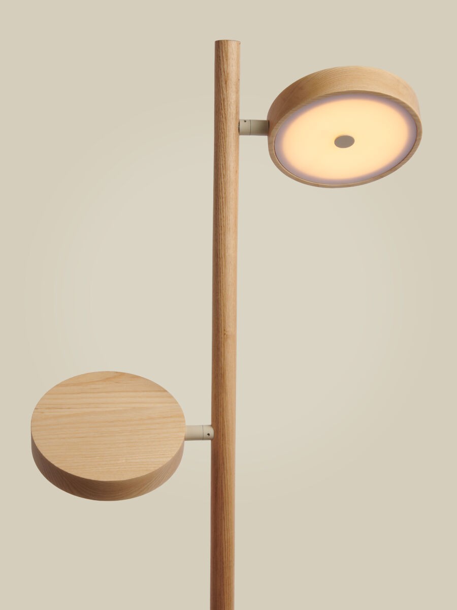 Lampă de podea cu 2 lumini, din lemn de frasin, de culoare naturală și fermecătoare GOOD&MOJO Okinawa – imaginea 1