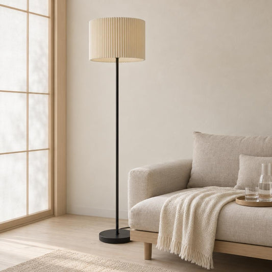 Podna lampa PAGE s prirodnim sjenilom – ambijentalna fotografija