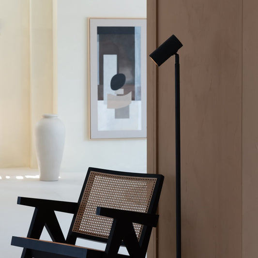 Zwarte metalen vloerlamp met spotkop GOOD&MOJO Java – sfeerbeeld
