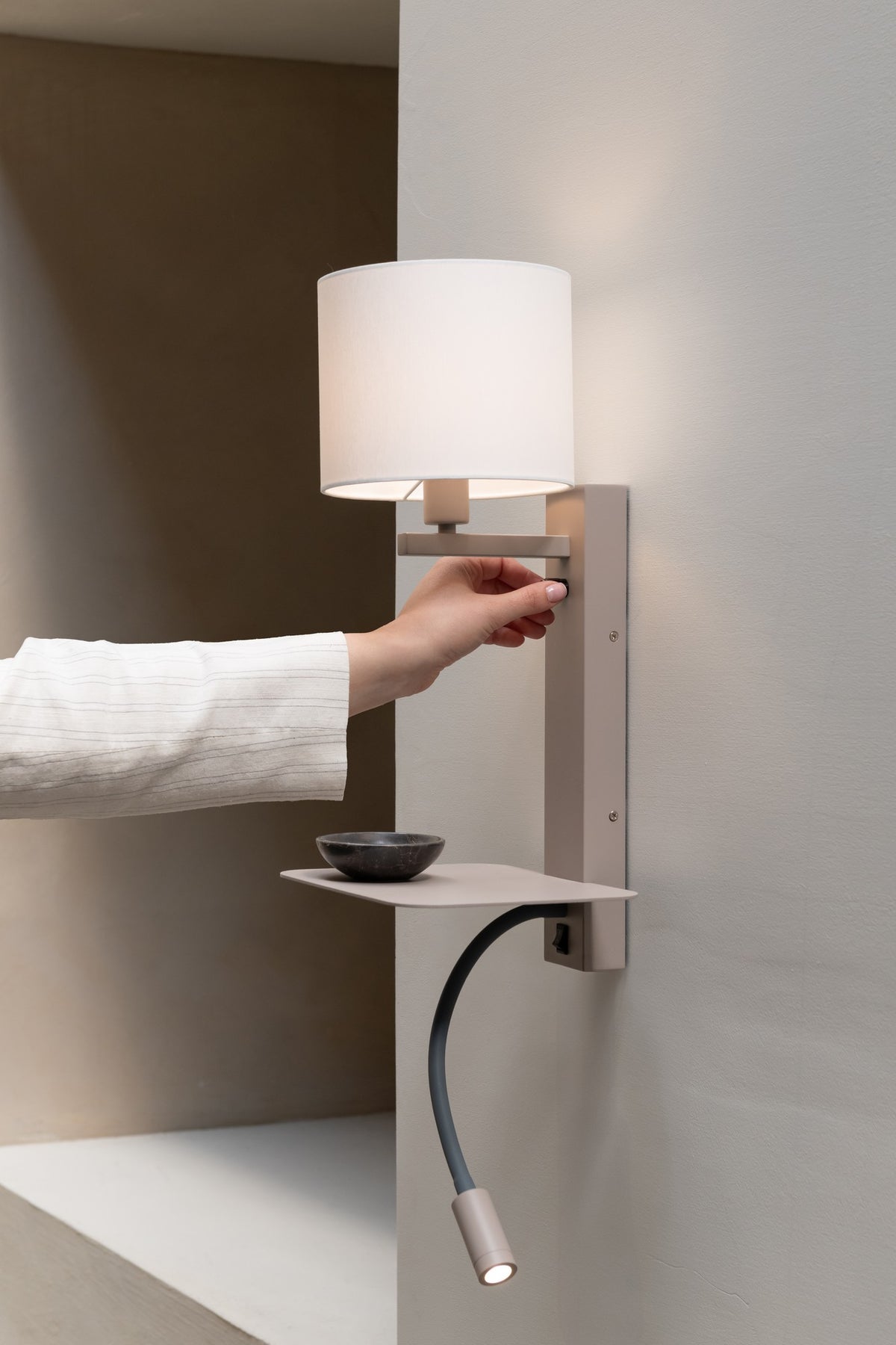 Lampada da parete in lino bianco e sabbia grande It's About RoMi Florence – immagine 4