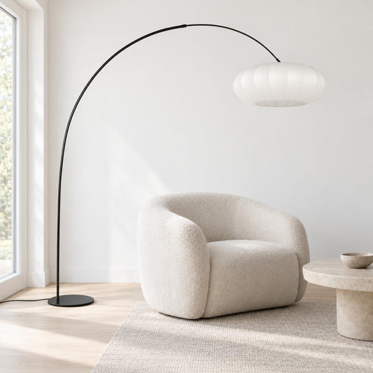 Lampa łukowa Curve czarna z białym kloszem – zdjęcie aranżacyjne