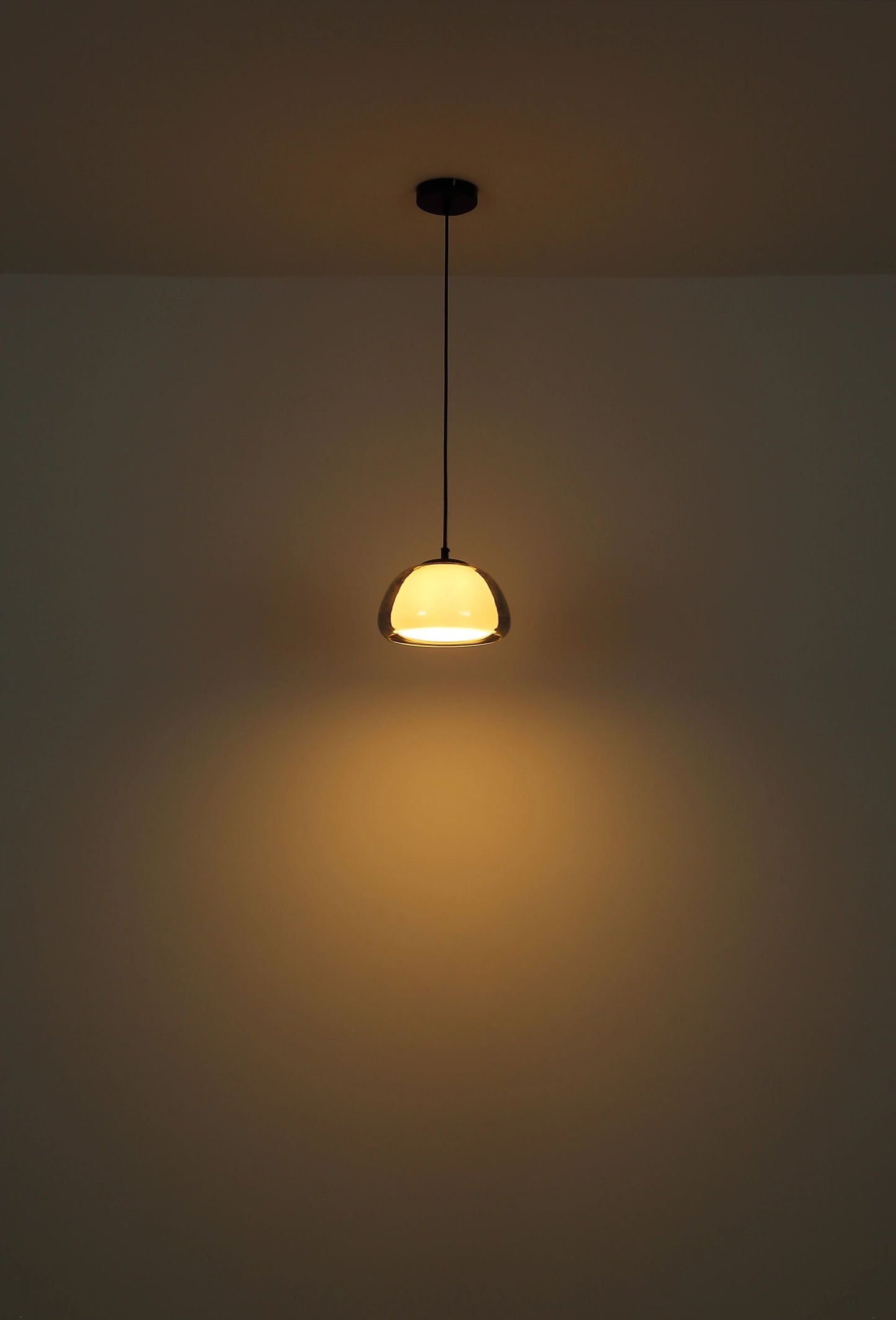 elegante-zwarte-hanglamp-met-rookopalen-glas-jella-variant-image3
