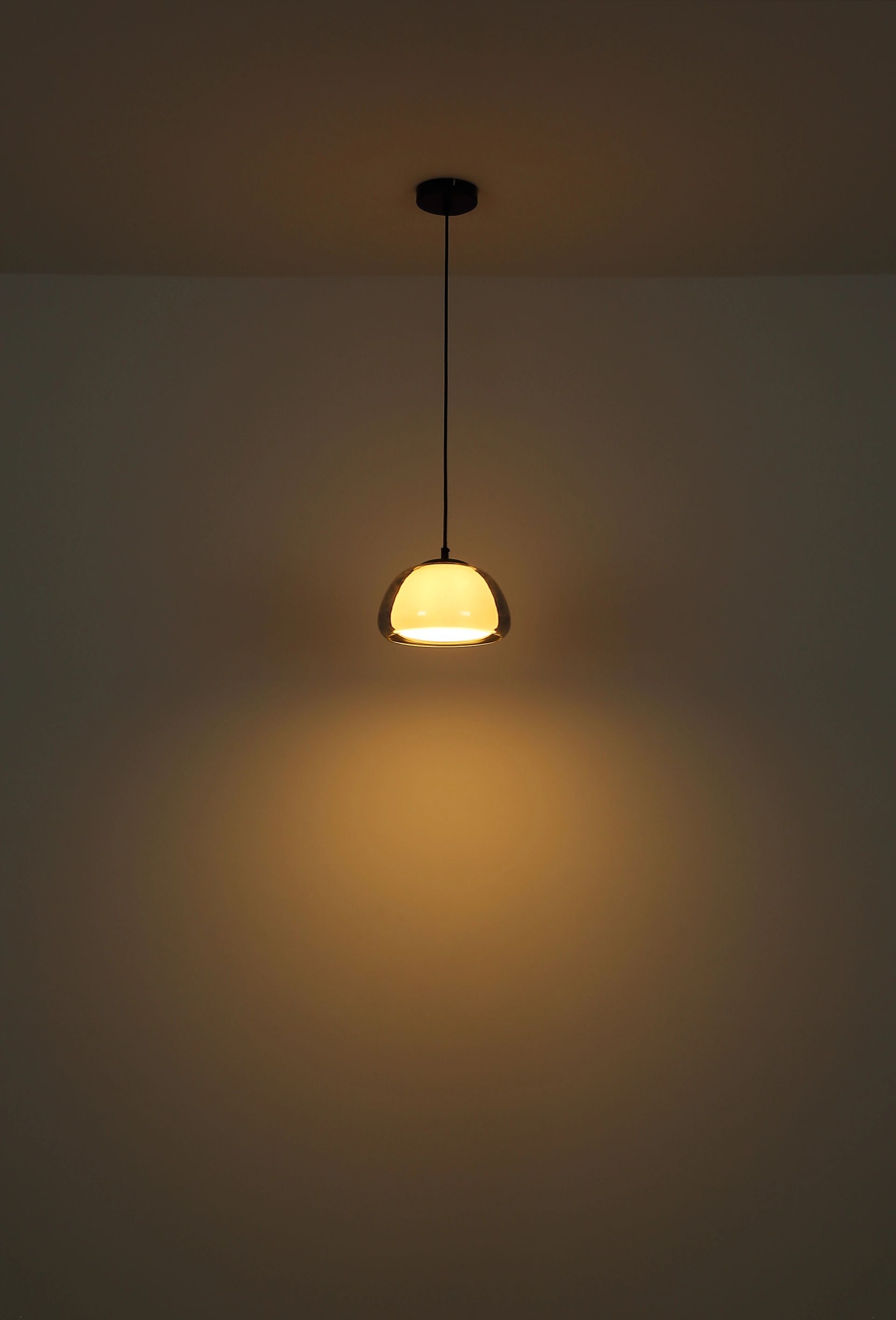 elegante-zwarte-hanglamp-met-rookopalen-glas-jella-variant-image3