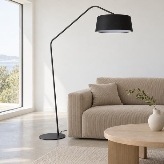 Trendig svart båggolvlampa Anne Lighting ZigZag – miljöbild