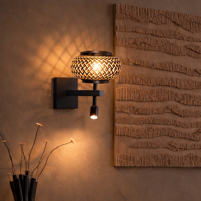 zwarte-wandlamp-met-bamboekap-en-leeslicht-steinhauer-stang-ai-sfeer_image