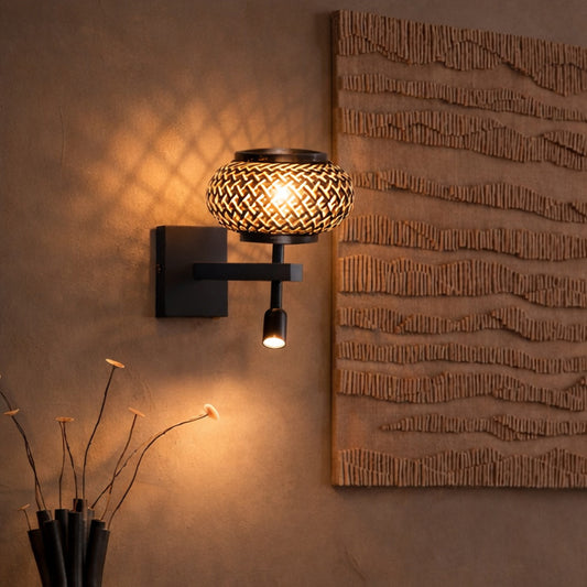 zwarte-wandlamp-met-bamboekap-en-leeslicht-steinhauer-stang-ai-sfeer_image