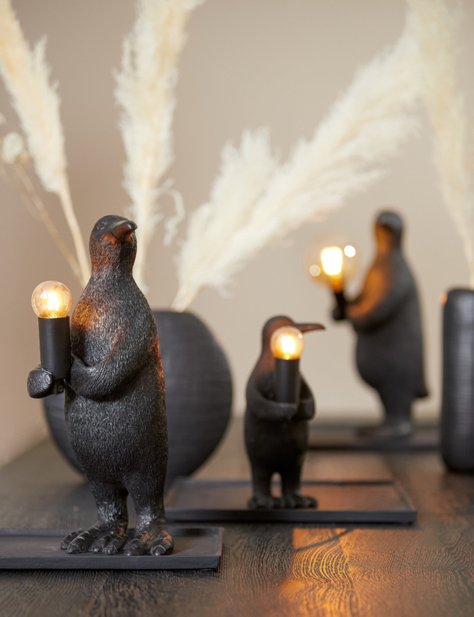 moderne-zwarte-pinguin-tafellamp-light-living-penguin-variant-image4