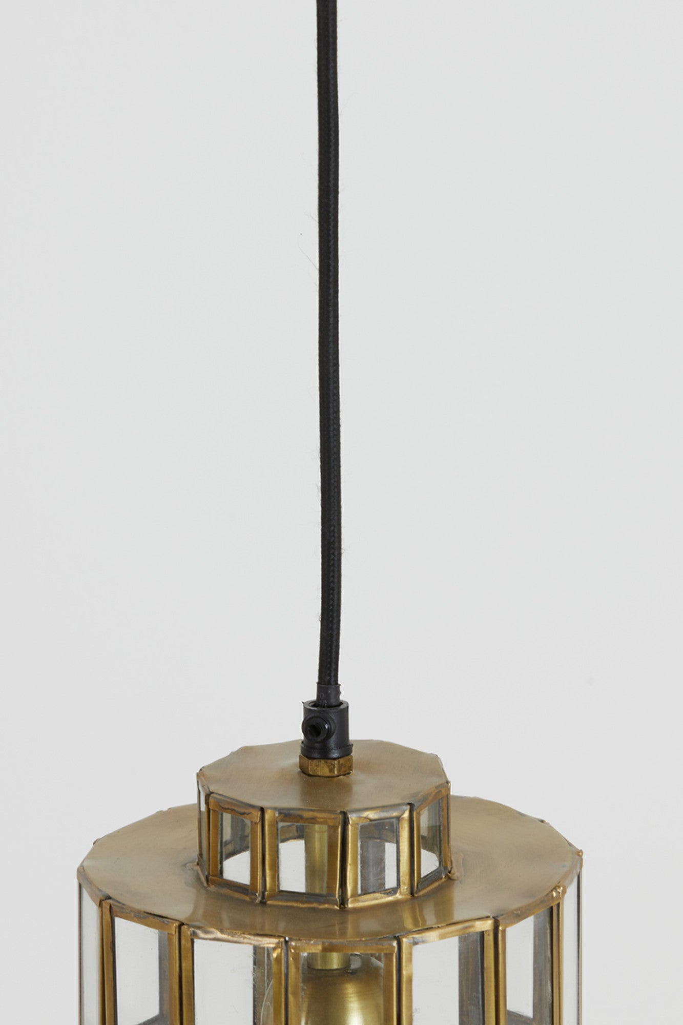 gouden-hanglamp-met-geometrisch-lantaarnontwerp-light-living-sostrene-variant-image6