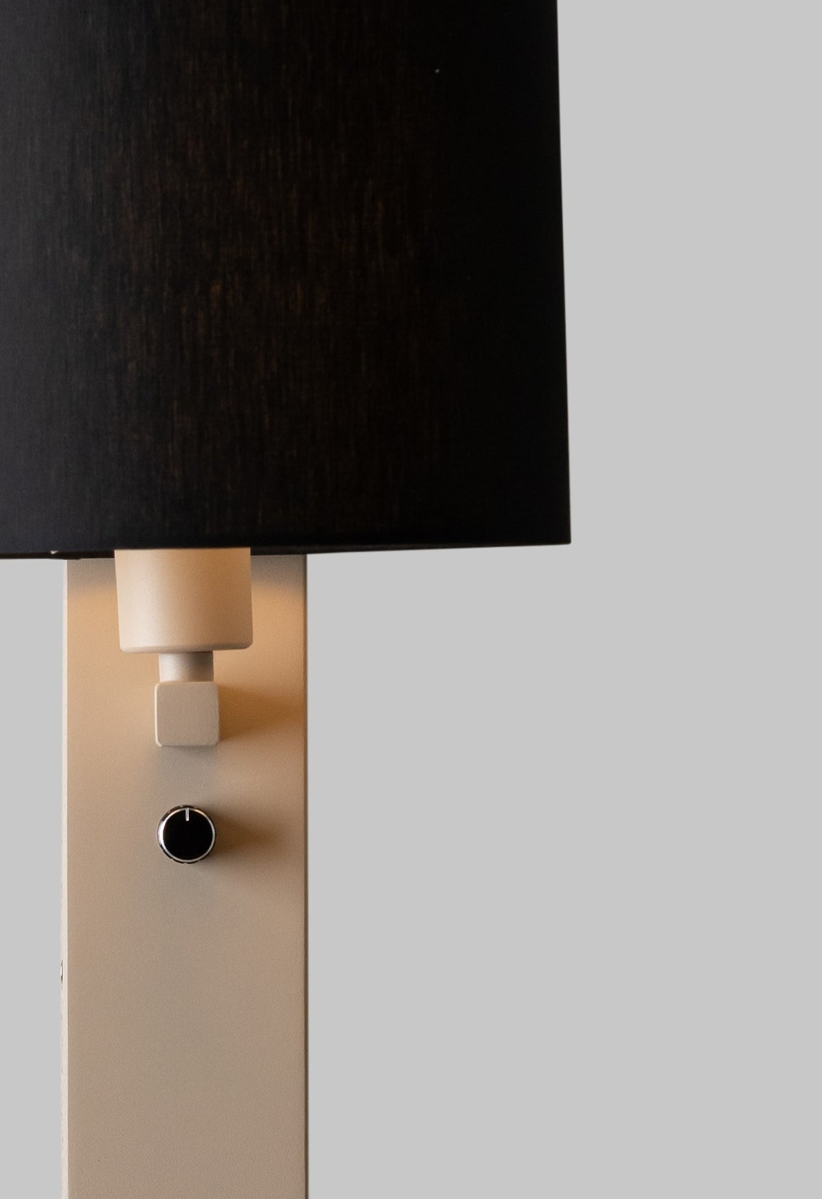 Grande lampada da parete in lino color sabbia e nera It's About RoMi Florence – immagine 6