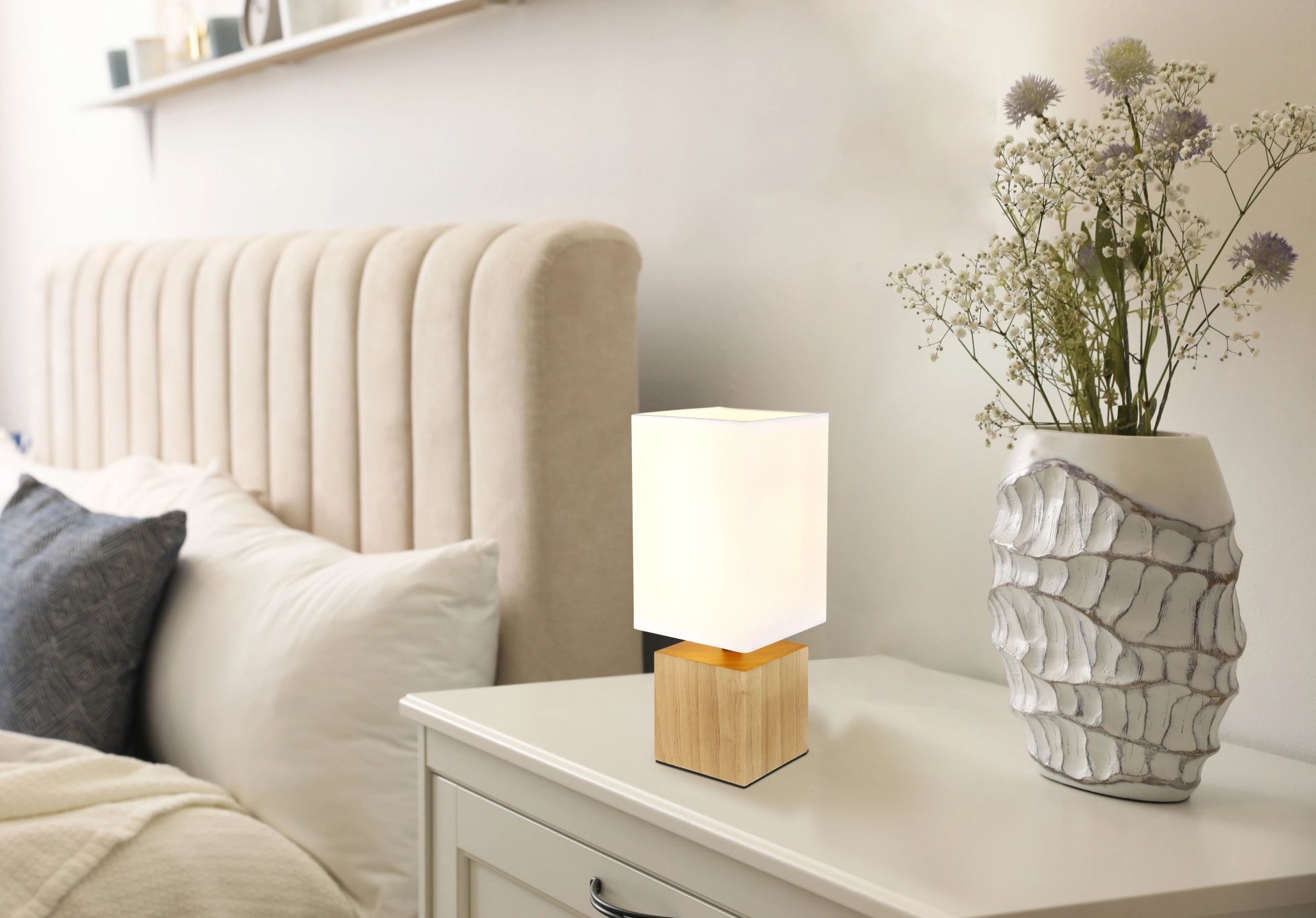 moderne-elegante-tafellamp-met-houten-voet-valentino-variant-image4