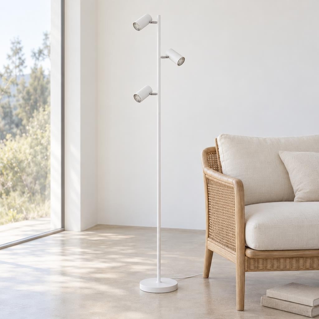 Biela stojaca lampa Obolg Robby s 3 bodmi – fotografia v interiéri