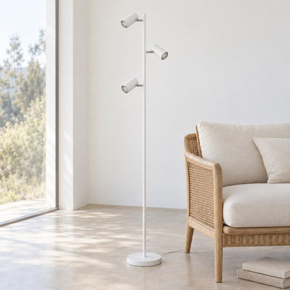 Biela stojaca lampa Obolg Robby s 3 bodmi – fotografia v interiéri