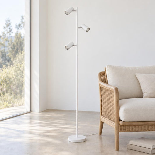 Vit golvlampa med 3 spotlights Obolg Robby – miljöbild