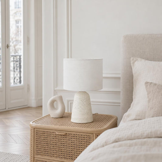 Namizna svetilka Travino z lanenim senčnikom in travertinom – ambientalna fotografija