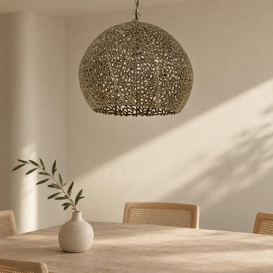 Kuldne rippvalgusti Light & Living Sinula – interjööripilt