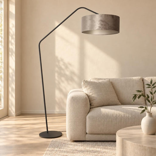 Båglampa svart/silver med sammetskärm Anne Lighting ZigZag – miljöbild